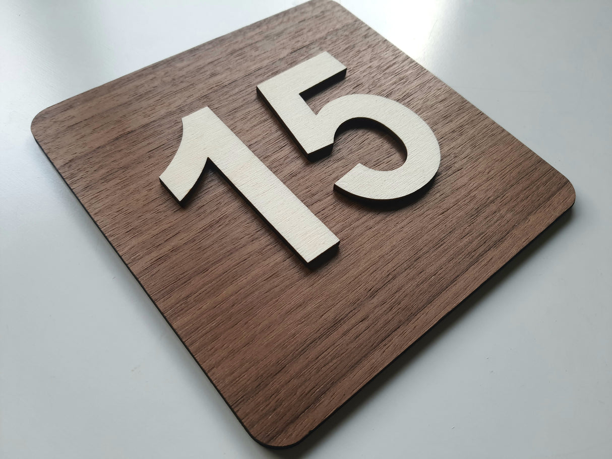 Elegant Nummerskilt I valnød- og poppeltræ