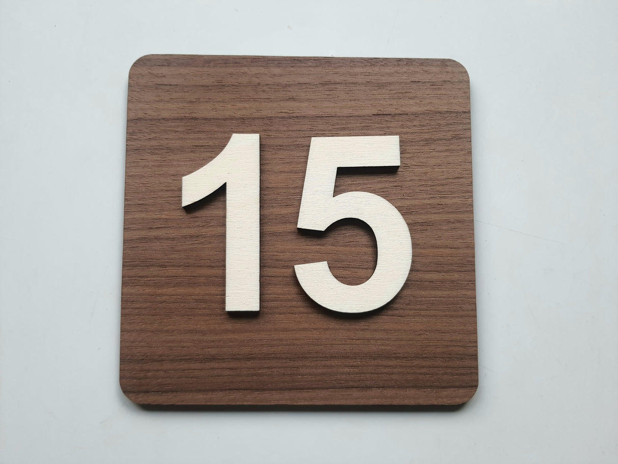 Elegant Nummerskilt I valnød- og poppeltræ