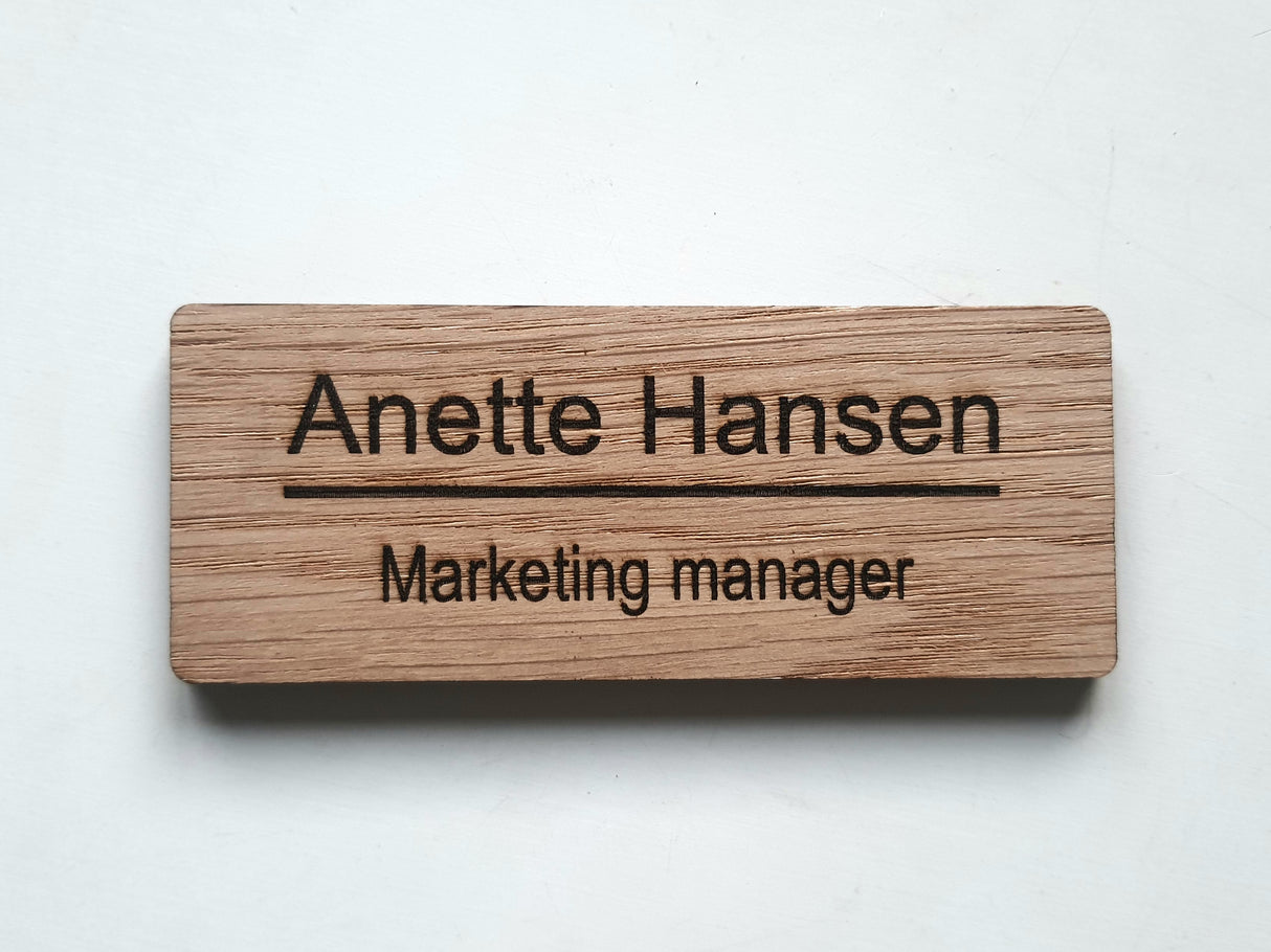 Elegant navneskilt til dør med valgfri tekst i egetræ - runde hjørner