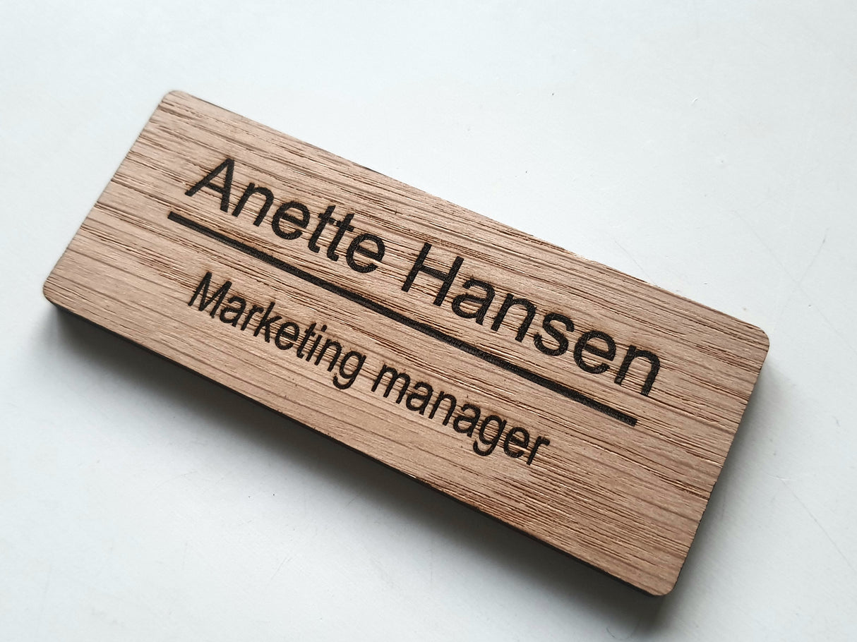 Elegant navneskilt til dør med valgfri tekst i egetræ - runde hjørner