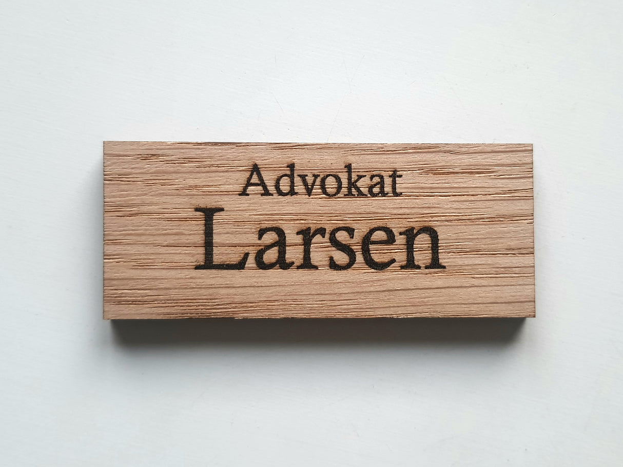 Elegant navneskilt til dør med valgfri tekst i egetræ