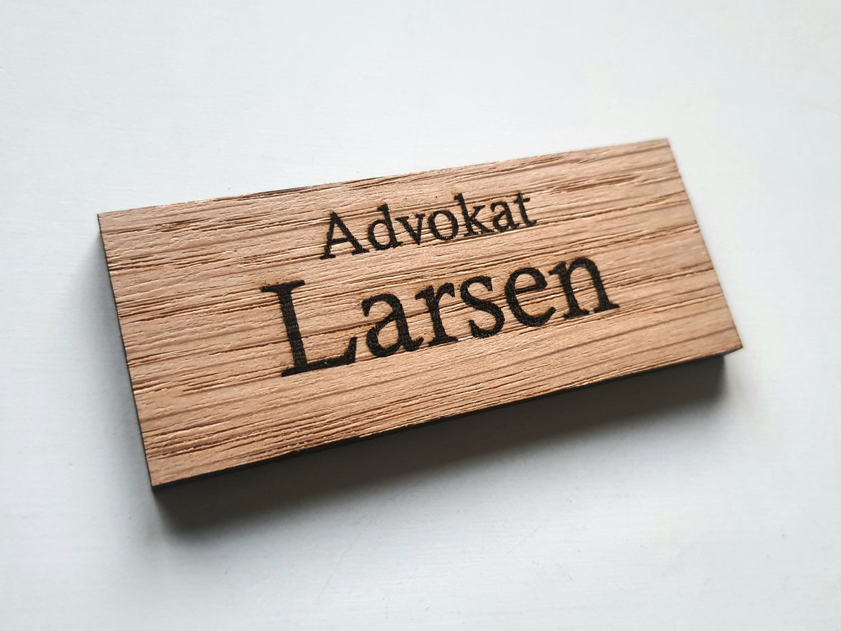 Elegant navneskilt til dør med valgfri tekst i egetræ