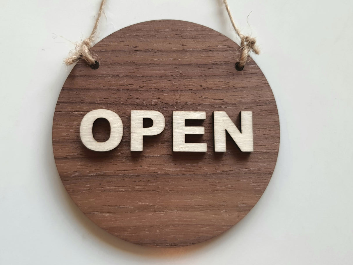 Smukt Åben/Lukket skilt I valnød- og poppeltræ - Open/Closed