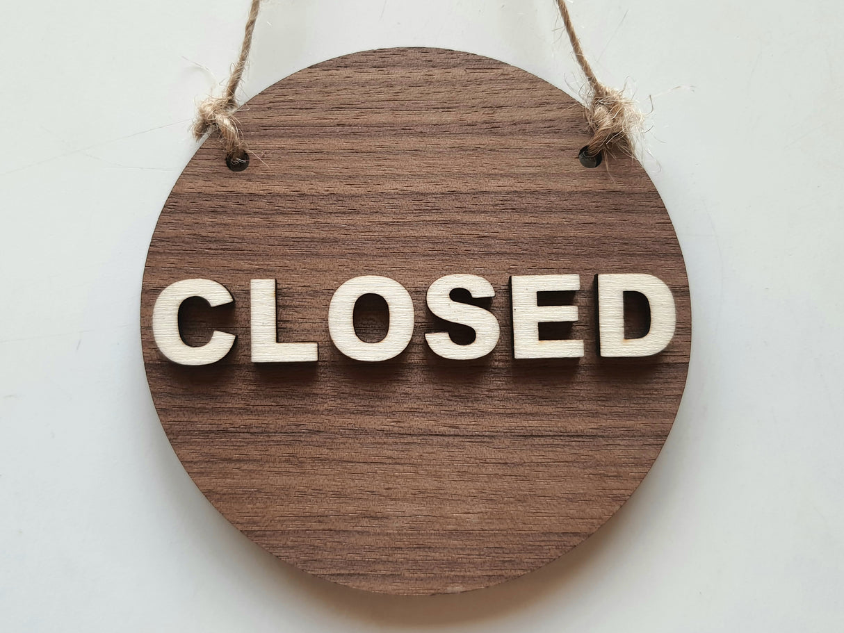 Smukt Åben/Lukket skilt I valnød- og poppeltræ - Open/Closed