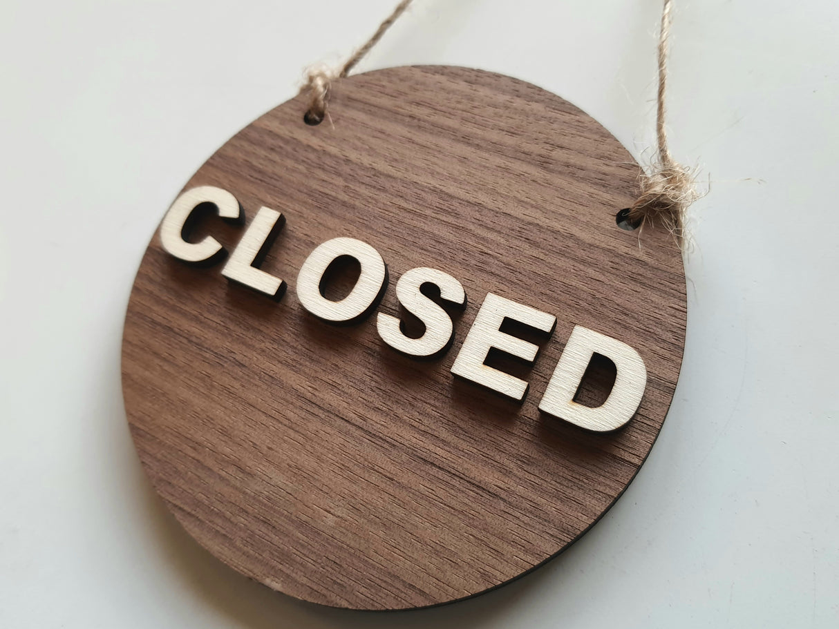 Smukt Åben/Lukket skilt I valnød- og poppeltræ - Open/Closed