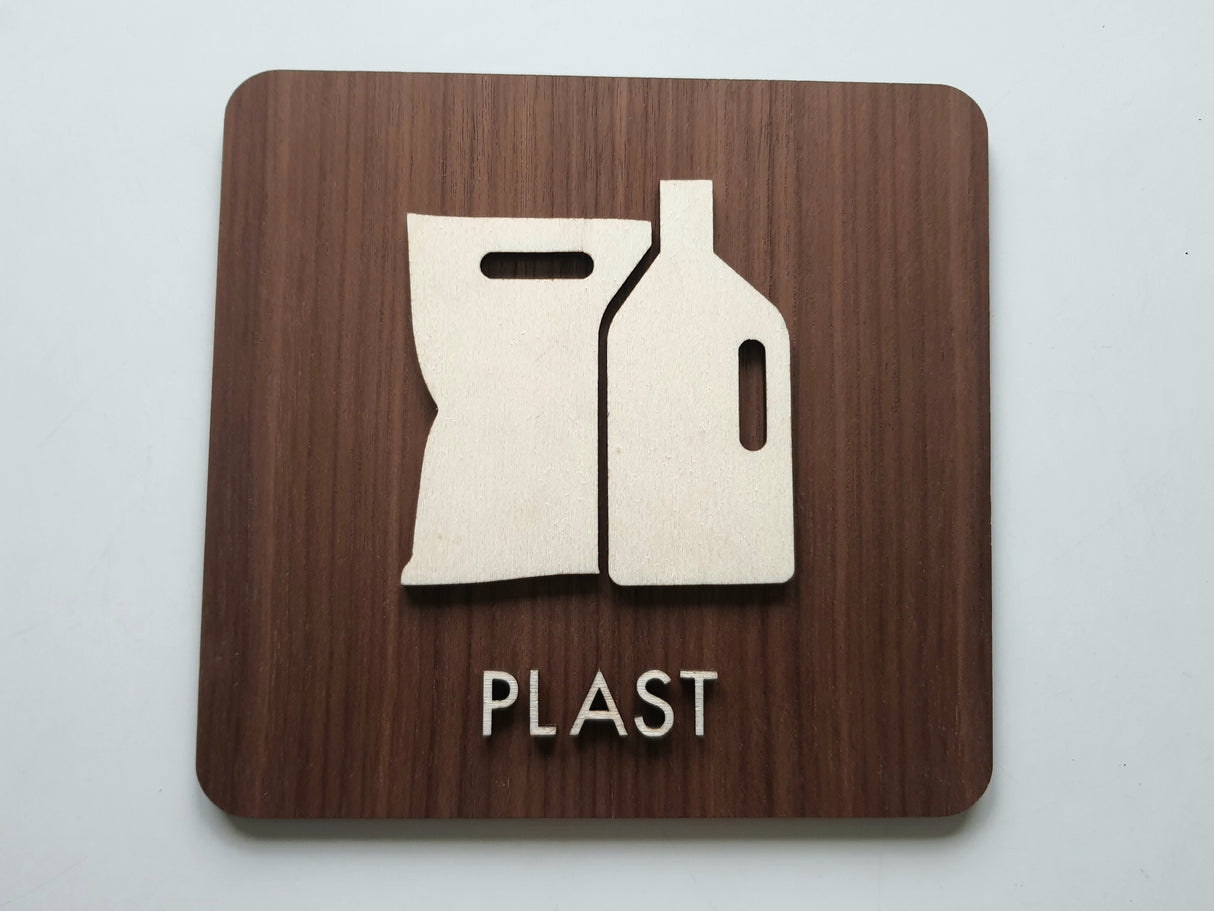 Plast affald skilt - Dansk affaldsortering I valnød- og poppeltræ
