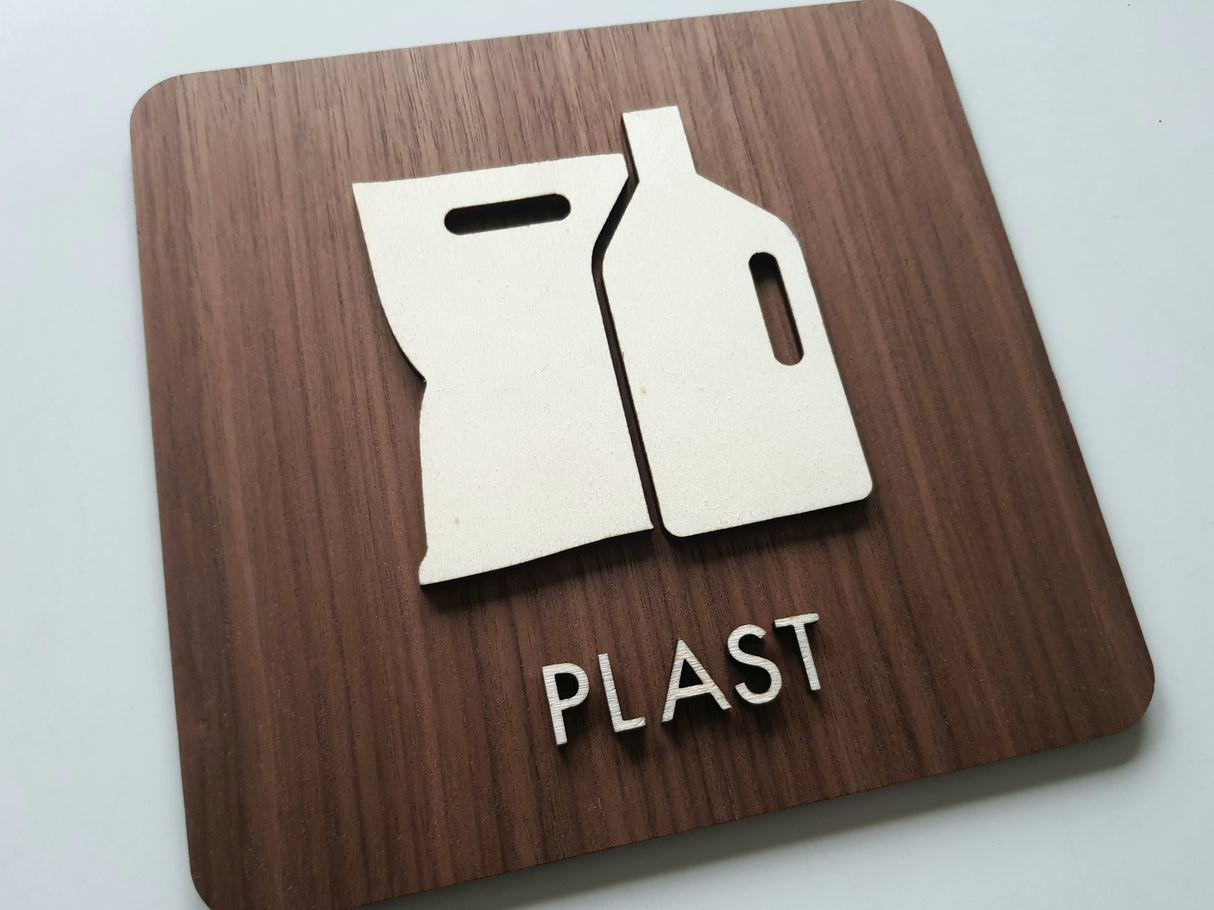 Plast affald skilt - Dansk affaldsortering I valnød- og poppeltræ