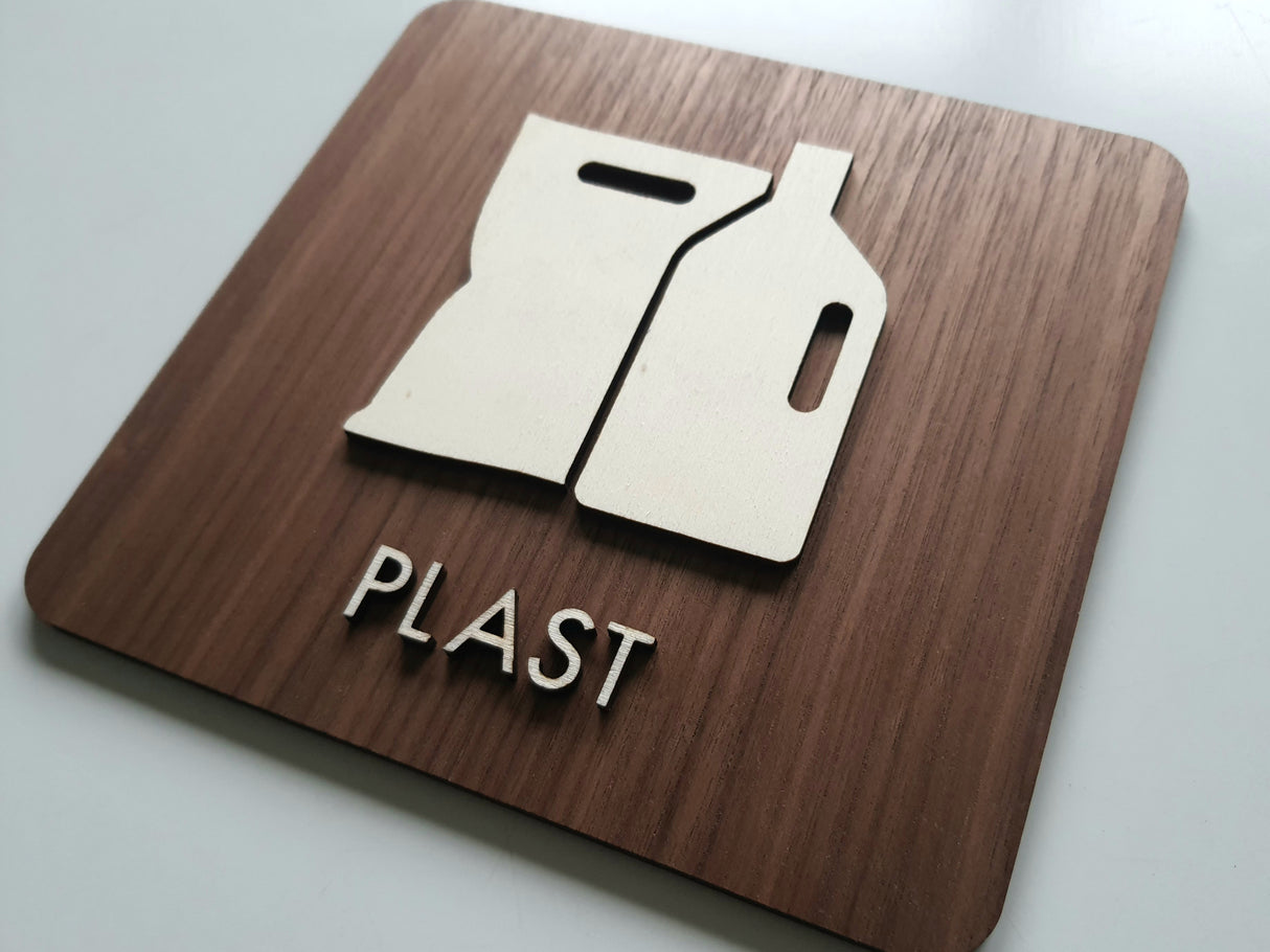 Plast affald skilt - Dansk affaldsortering I valnød- og poppeltræ