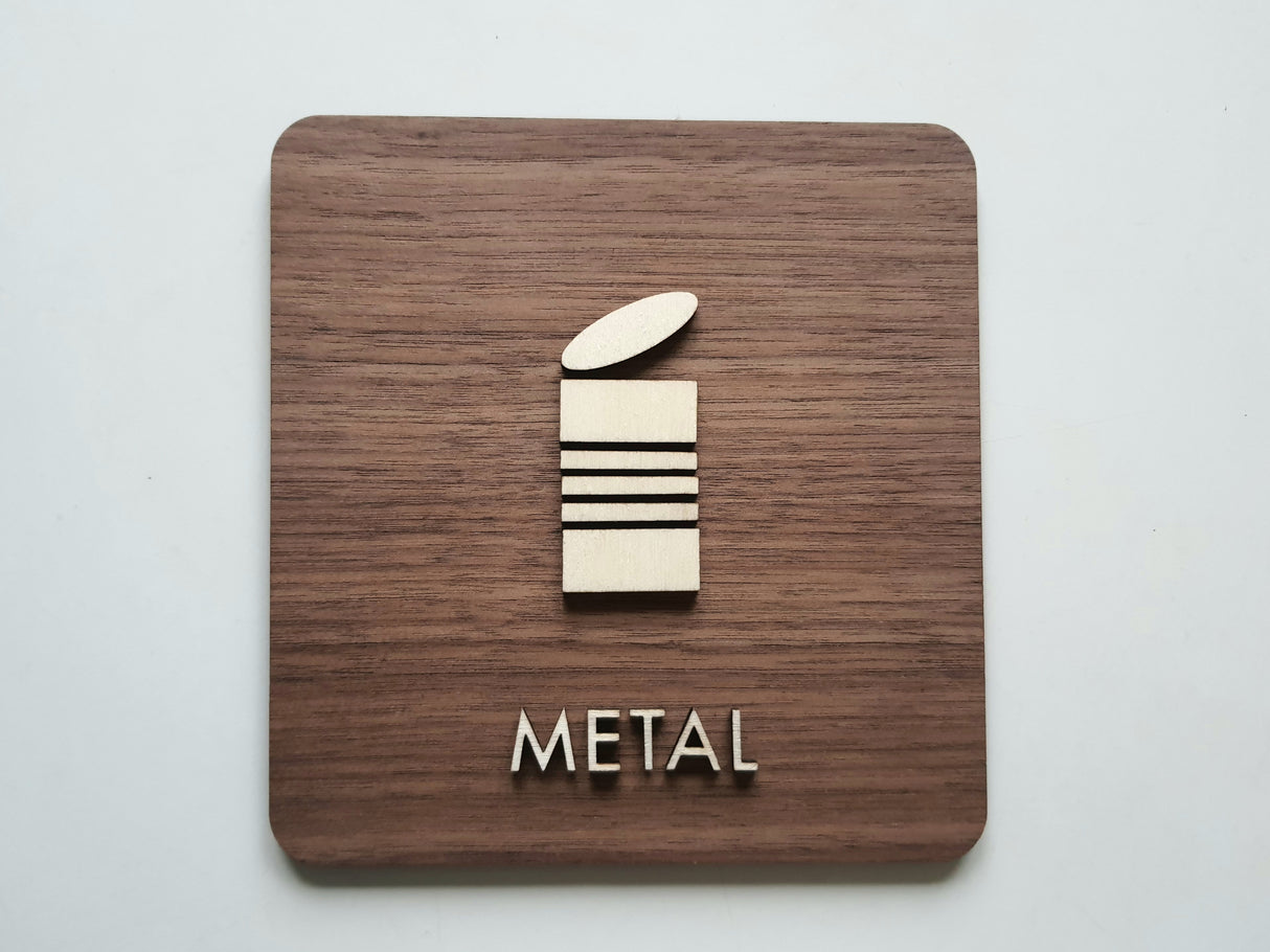 Metal affald skilt - Dansk affaldsortering I valnød- og poppeltræ