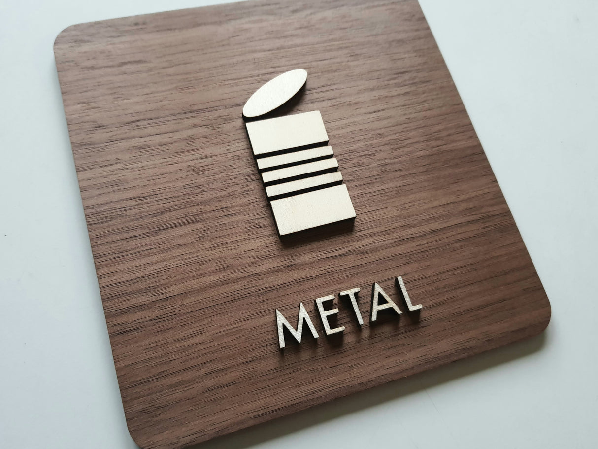 Metal affald skilt - Dansk affaldsortering I valnød- og poppeltræ