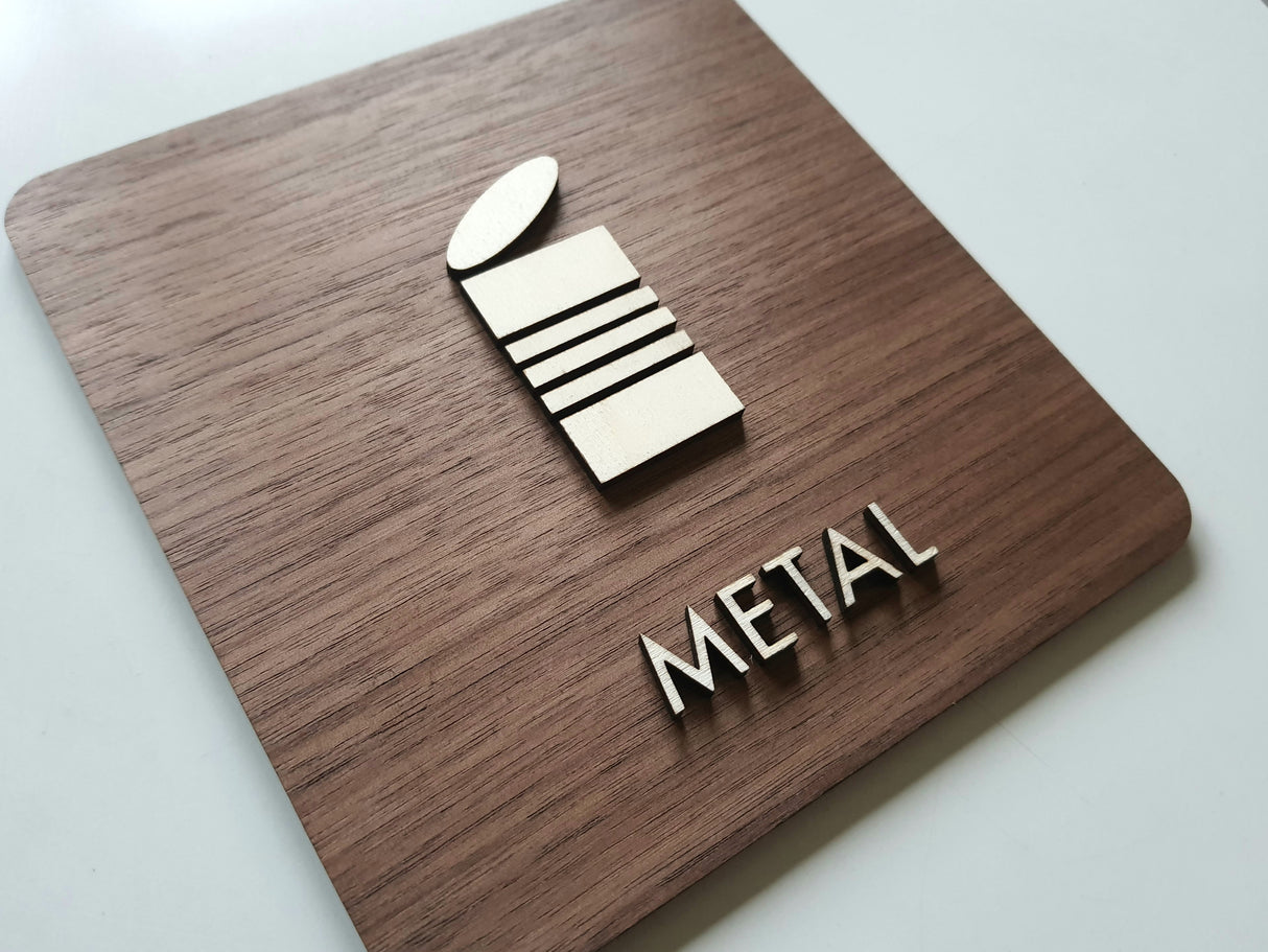 Metal affald skilt - Dansk affaldsortering I valnød- og poppeltræ