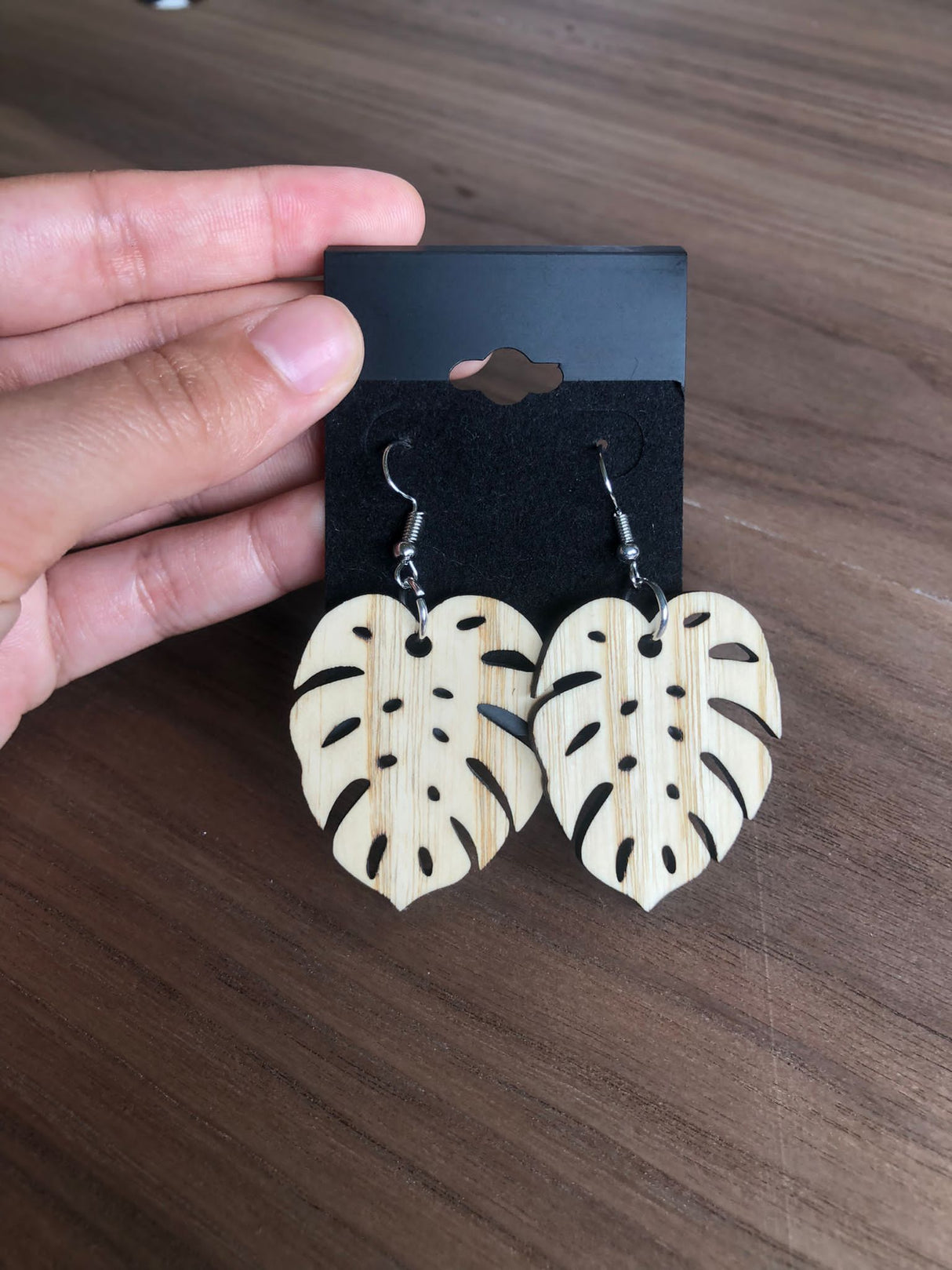 Øreringe i asketræ - Monstera blade