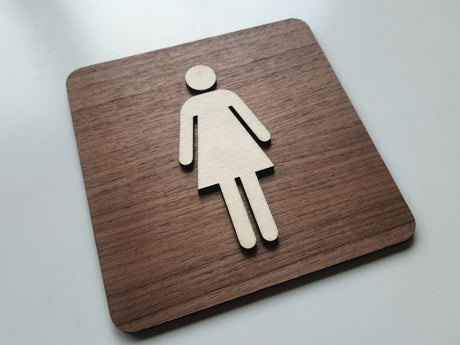 Dametoilet skilt i træ set fra vinkel