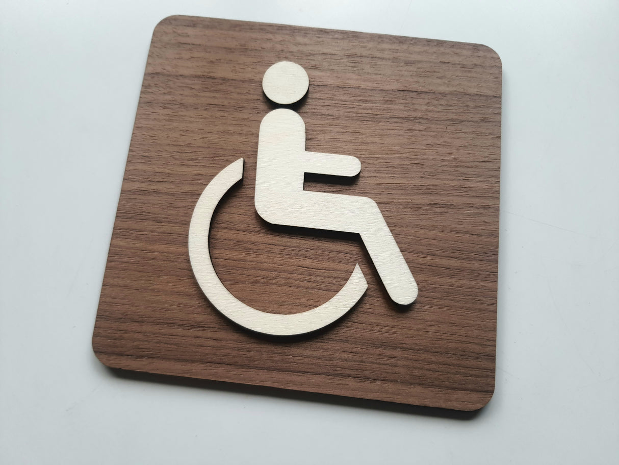 WC skilt handicap i træ – mørk valnød baggrund og lyst poppel piktogram