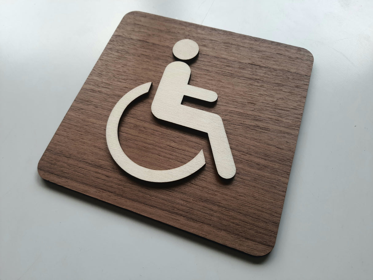 Toiletskilt handicap monteret på toiletdør med dobbeltklæbende tape