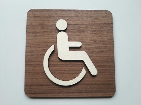 Handicap toilet skilt i træ med handicap piktogram i valnød og poppel