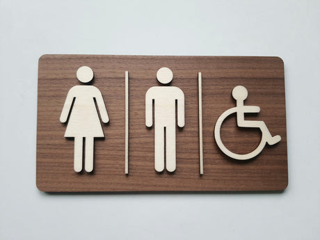 Rektangulært toilet skilt i træ med dame herre og handicap piktogram