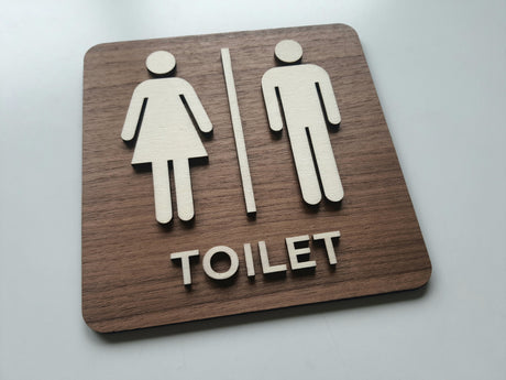 Toilet skilt i træ set fra vinkel med elegant design