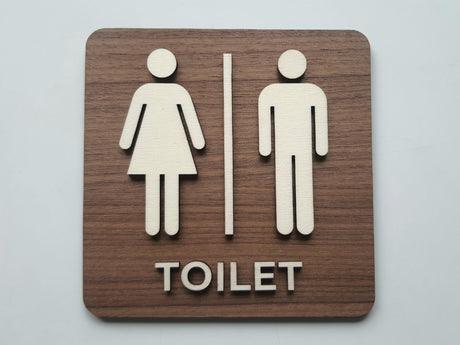 Toilet skilt set forfra i træ med tekst og piktogram