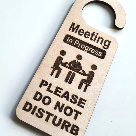 Mødelokale optaget - Meeting in progress: Do not Disturb- Dørhænger i træ