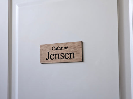 Navneskilt i egetræ til dør – stort efternavn (2,5:1)