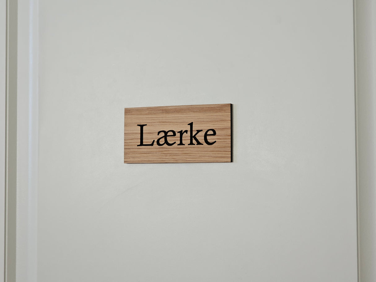 Elegant namnskylt för dörr med valfri text i ek - runda hörn 