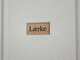 Elegant namnskylt för dörr med valfri text i ek - runda hörn 
