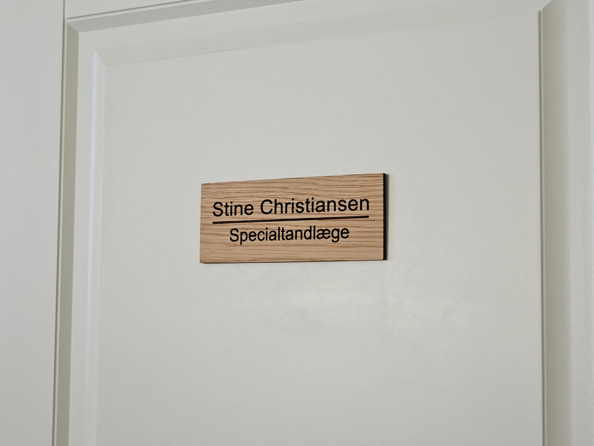 Navneskilt til dør i egetræ - navn og titel med skillelinje (2,5:1)