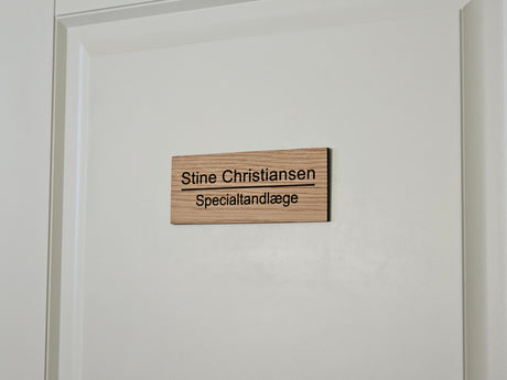 Navneskilt til dør i egetræ - navn og titel med skillelinje (2,5:1)