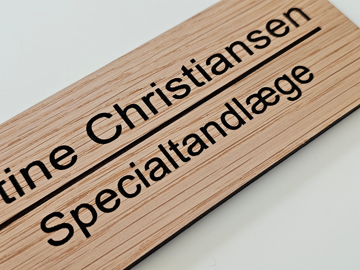 Navneskilt til dør i egetræ - navn og titel med skillelinje (2,5:1)
