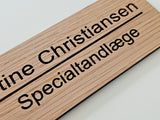 Navneskilt til dør i egetræ - navn og titel med skillelinje (2,5:1)