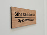 Navneskilt til dør i egetræ - navn og titel med skillelinje (2,5:1)
