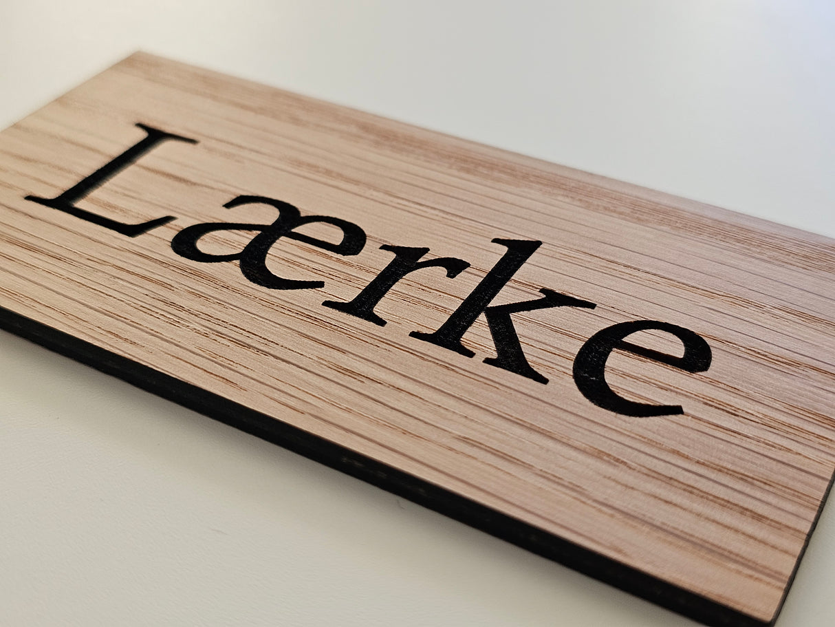 Elegant namnskylt för dörr med valfri text i ek - runda hörn 