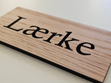 Elegant namnskylt för dörr med valfri text i ek - runda hörn 