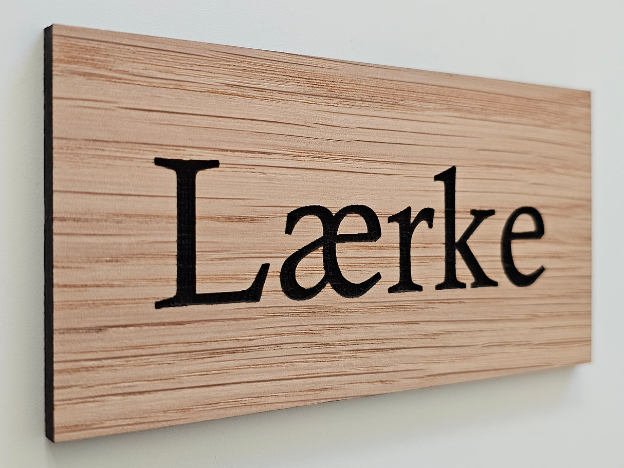Elegant namnskylt för dörr med valfri text i ek - runda hörn 