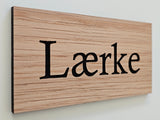 Elegant namnskylt för dörr med valfri text i ek - runda hörn 