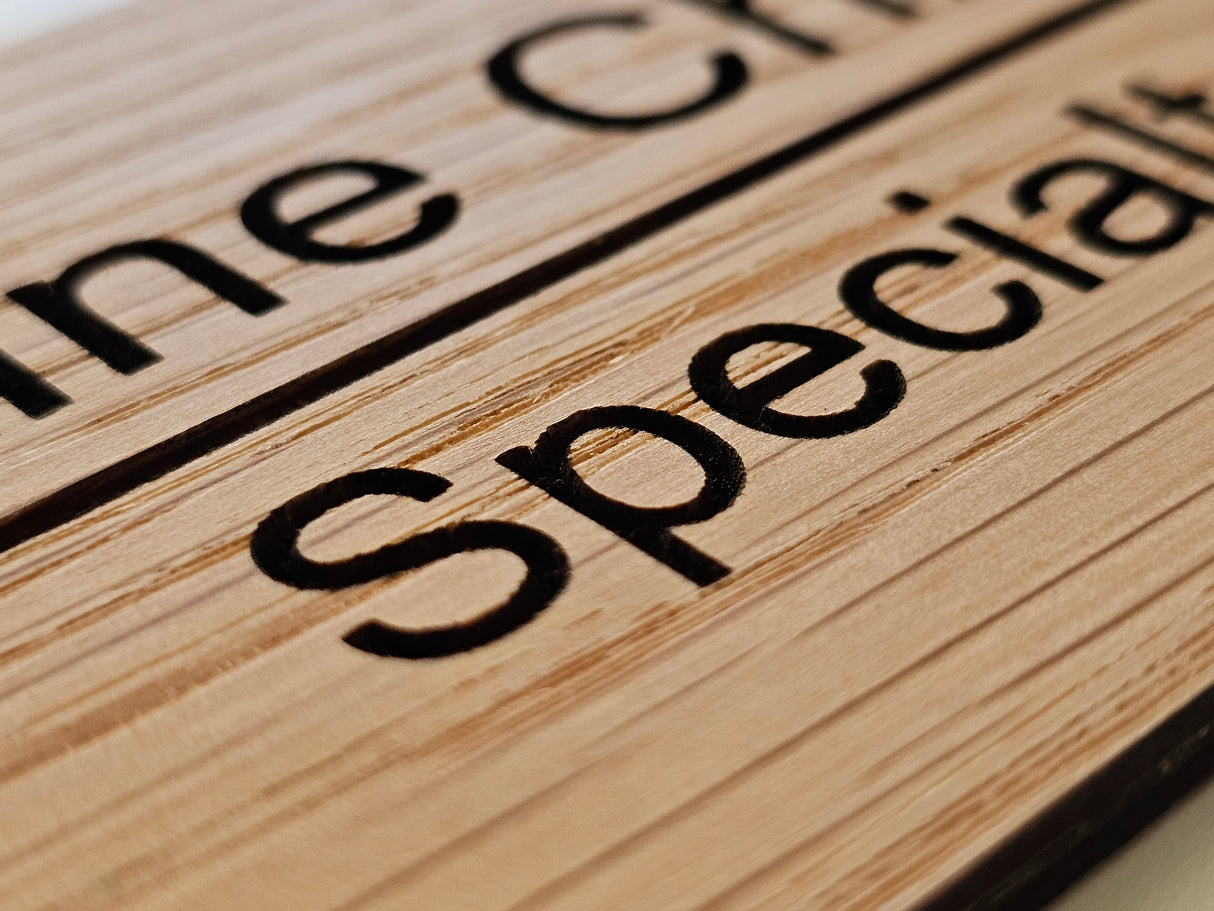 Navneskilt til dør i egetræ - navn og titel med skillelinje (2,5:1)