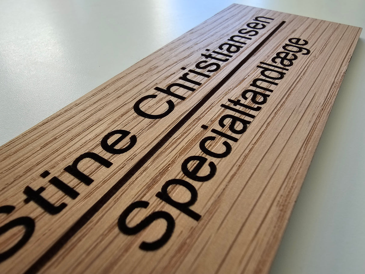 Navneskilt til dør i egetræ - navn og titel med skillelinje (2,5:1)