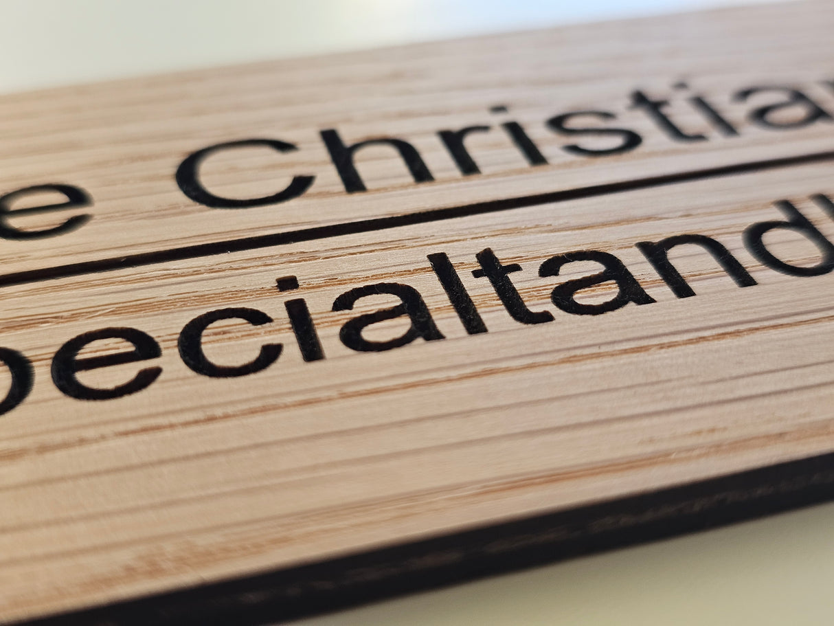 Navneskilt til dør i egetræ - navn og titel med skillelinje (2,5:1)