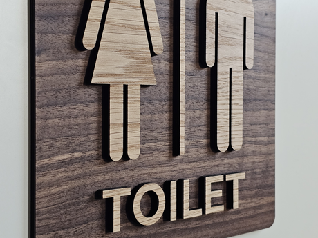 Elegant toilet skilt med Mand og Dame piktogram I valnød- og Egetræ