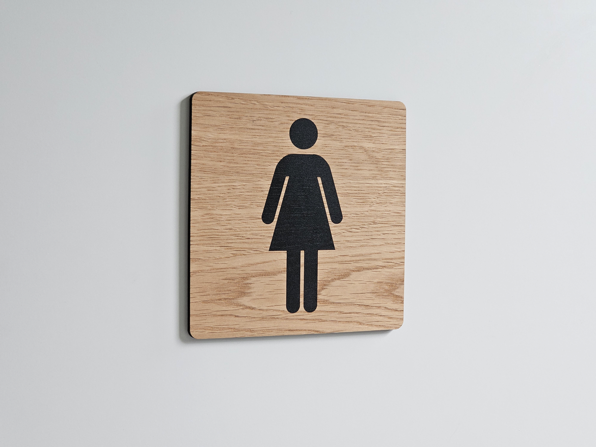 Dame toiletskilt i egetræ