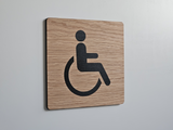 Handikap toiletskilt i egetræ