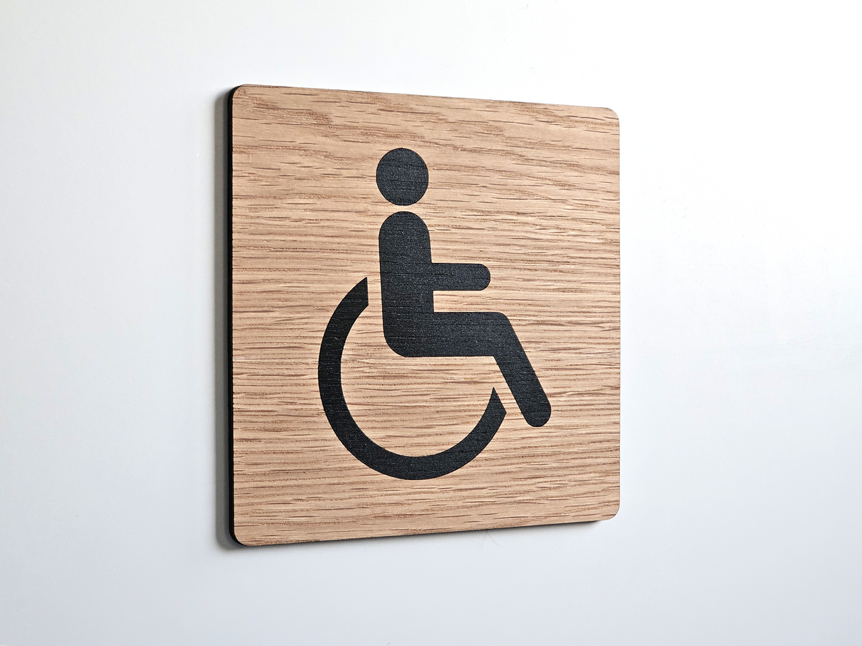 Handikap toiletskilt i egetræ