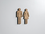 Toilet Skilt i Eg – Dame & Herre Piktogram (Ét Stykke)