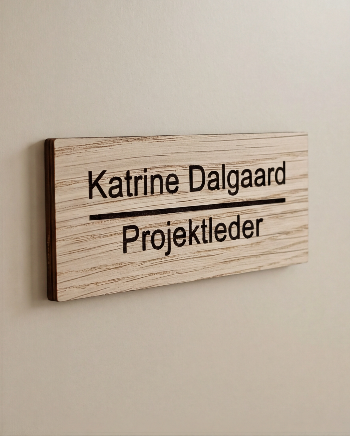 Elegant navneskilt til dør med valgfri tekst i egetræ - runde hjørner