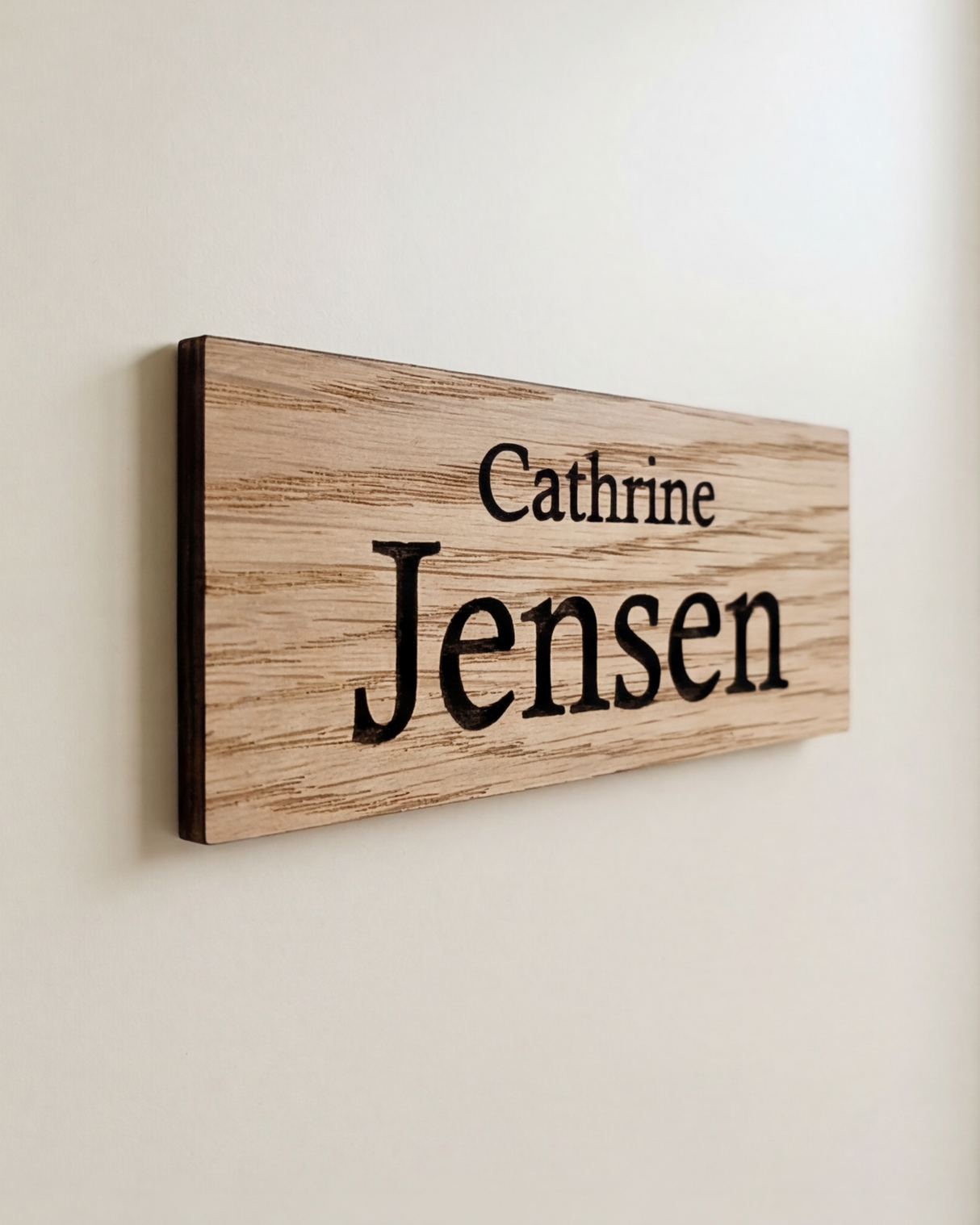 Navneskilt i egetræ til dør – stort efternavn