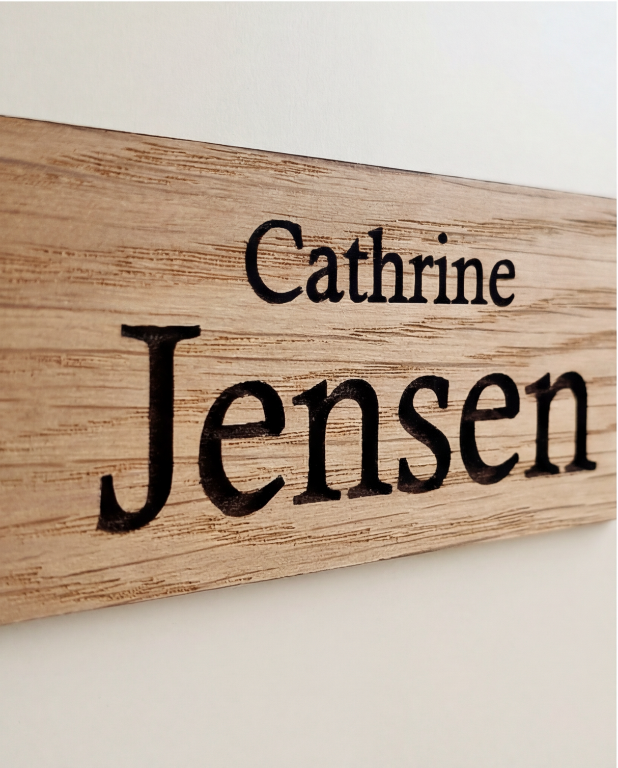 Navneskilt i egetræ til dør – stort efternavn