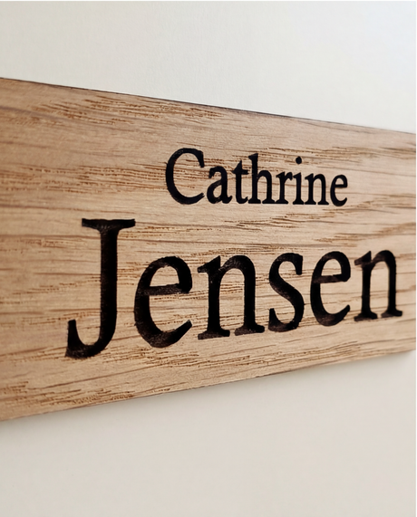 Elegant namnskylt för dörr med valfri text i ek