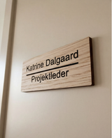 Elegant navneskilt til dør med valgfri tekst i egetræ - runde hjørner