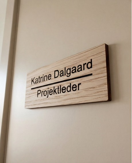 Elegant namnskylt för dörr med valfri text i ek - runda hörn 